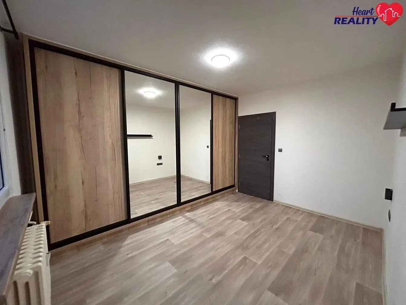 Obývačka; drevená podlaha, prirodzené svetlo, moderný štýl