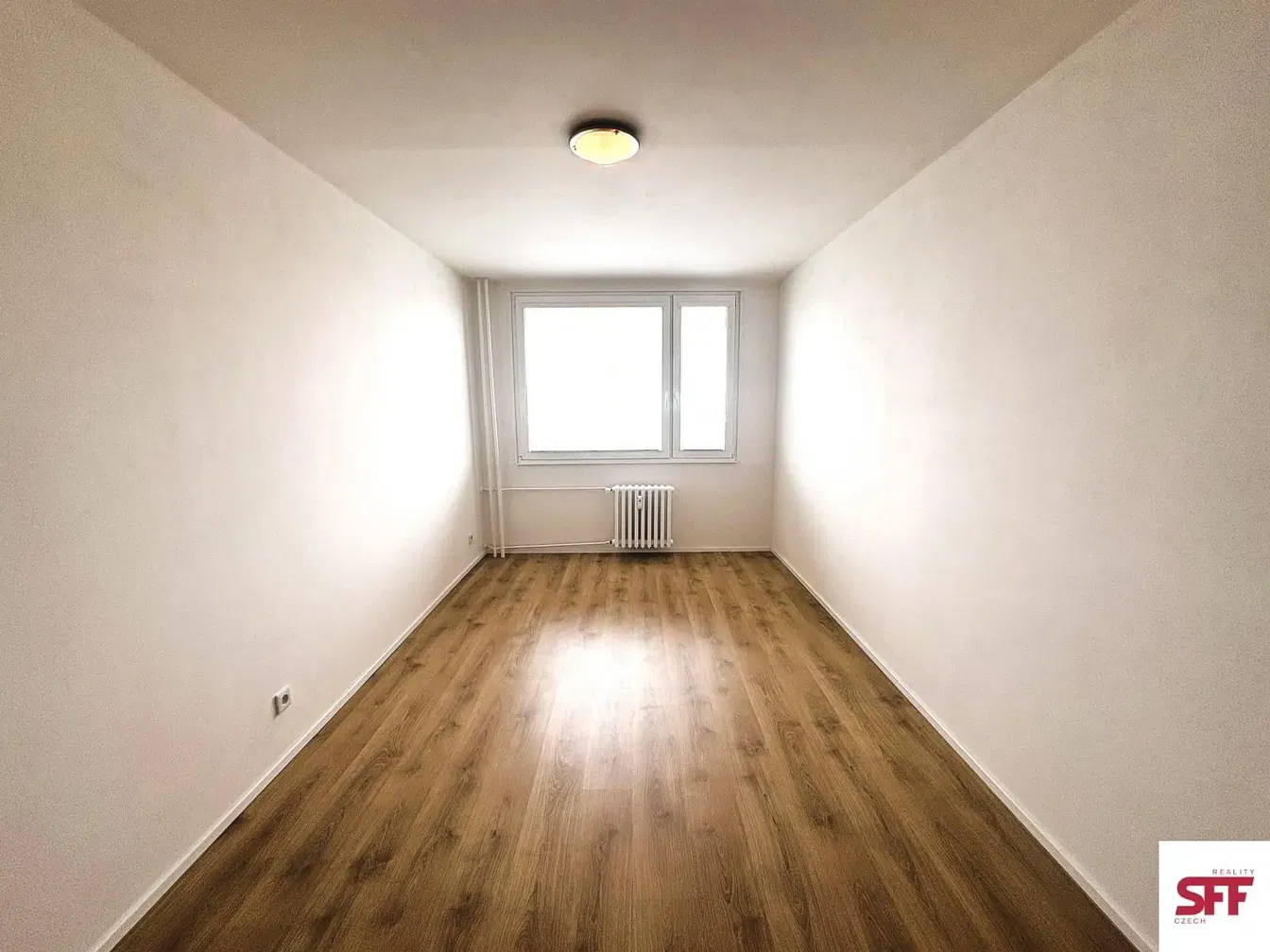 Кухня; кухненски уреди, дървен под, естествена светлина, модерен стил