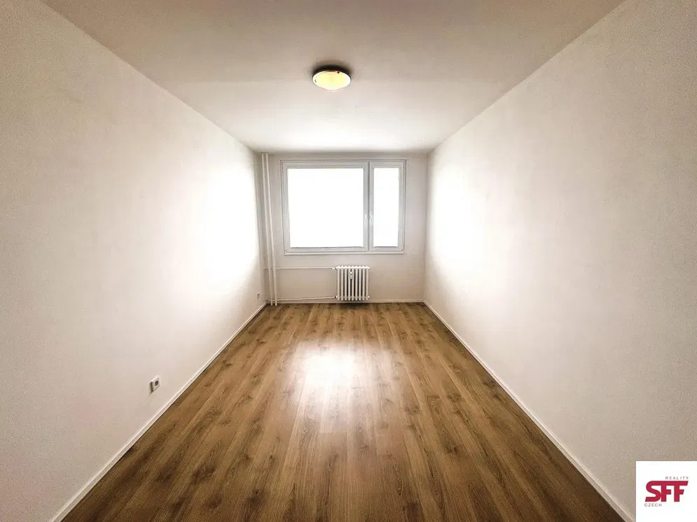 Кухня; кухненски уреди, дървен под, естествена светлина, модерен стил