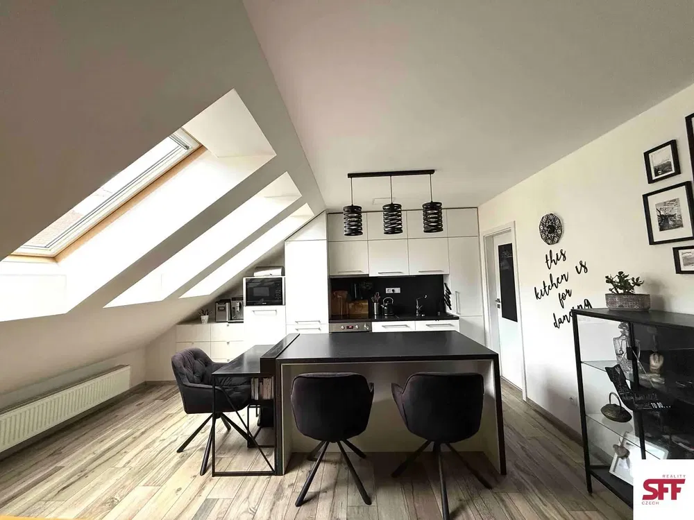Living room; wood floor, natural light, modern style, high ceiling