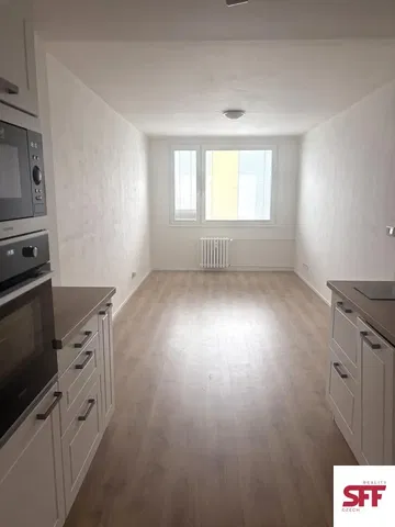 Кухня; кухненски уреди, дървен под, естествена светлина, модерен стил