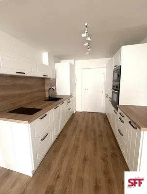 Кухня; кухненски уреди, дървен под, естествена светлина, модерен стил