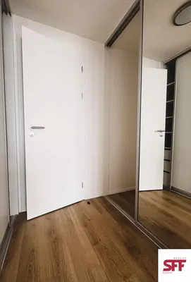 Кухня; кухненски уреди, дървен под, естествена светлина, модерен стил