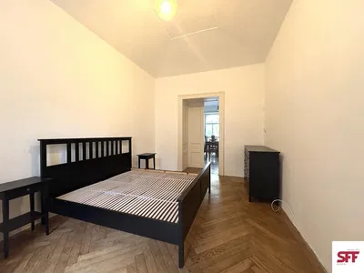 Küche; küchengeräte, holzboden, tageslicht, moderner stil