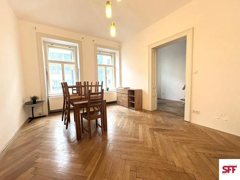 Wohnzimmer; holzboden, tageslicht, moderner stil