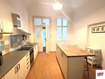 Wohnzimmer; holzboden, tageslicht, moderner stil