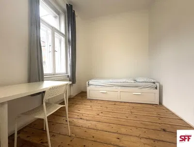 Living room; wood floor, natural light, modern style, high ceiling