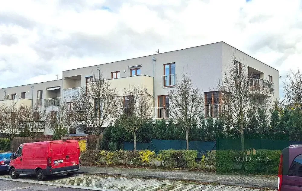 Obývací pokoj; dřevěná podlaha, přirozené světlo, moderní styl, vysoké stropy