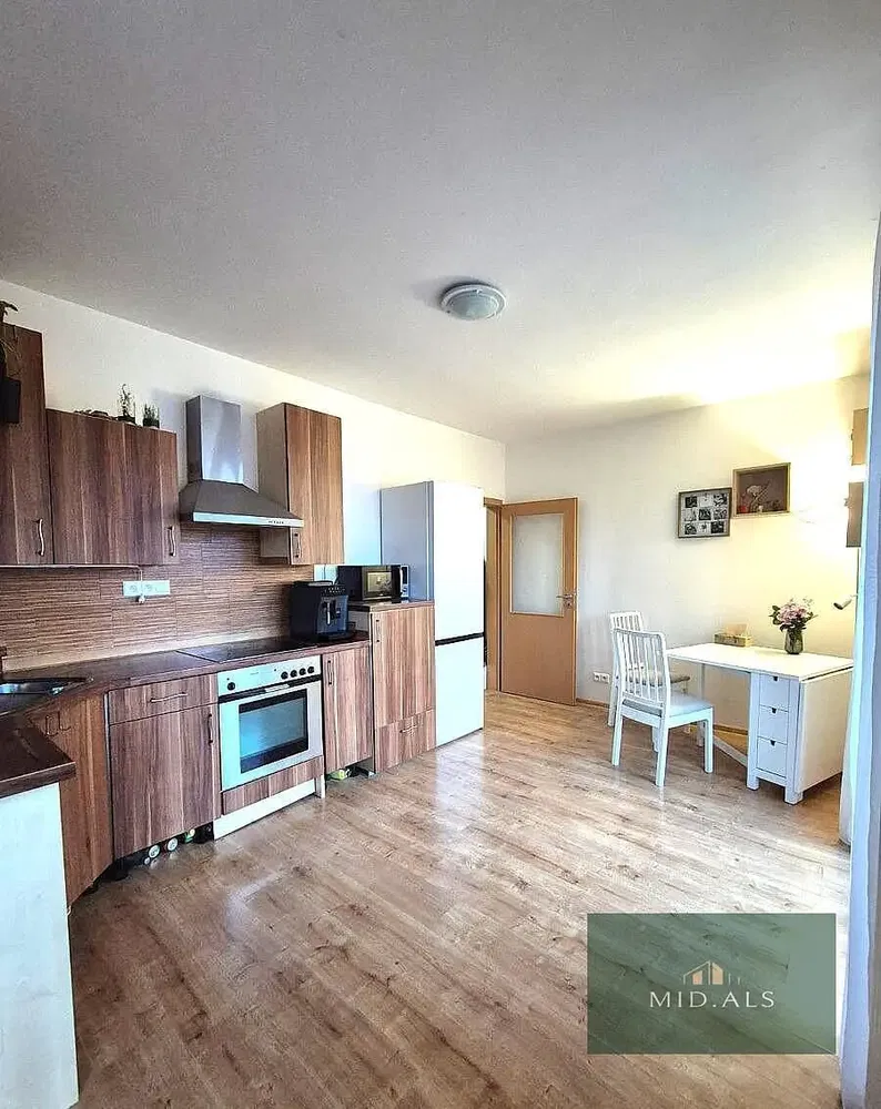 Obývací pokoj; dřevěná podlaha, přirozené světlo, moderní styl, vysoké stropy