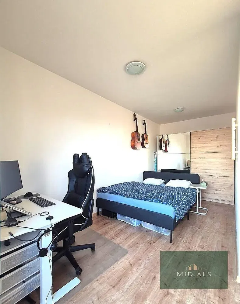 Kuchyně; kuchyňské spotřebiče, dřevěná podlaha, přirozené světlo, moderní styl