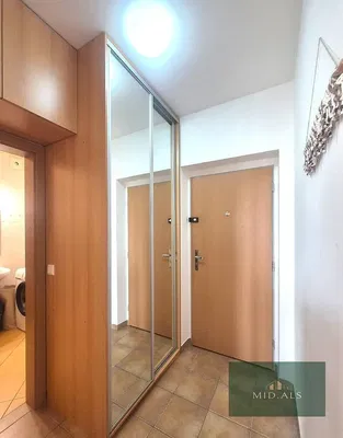 Kuchyně; kuchyňské spotřebiče, dřevěná podlaha, přirozené světlo, moderní styl