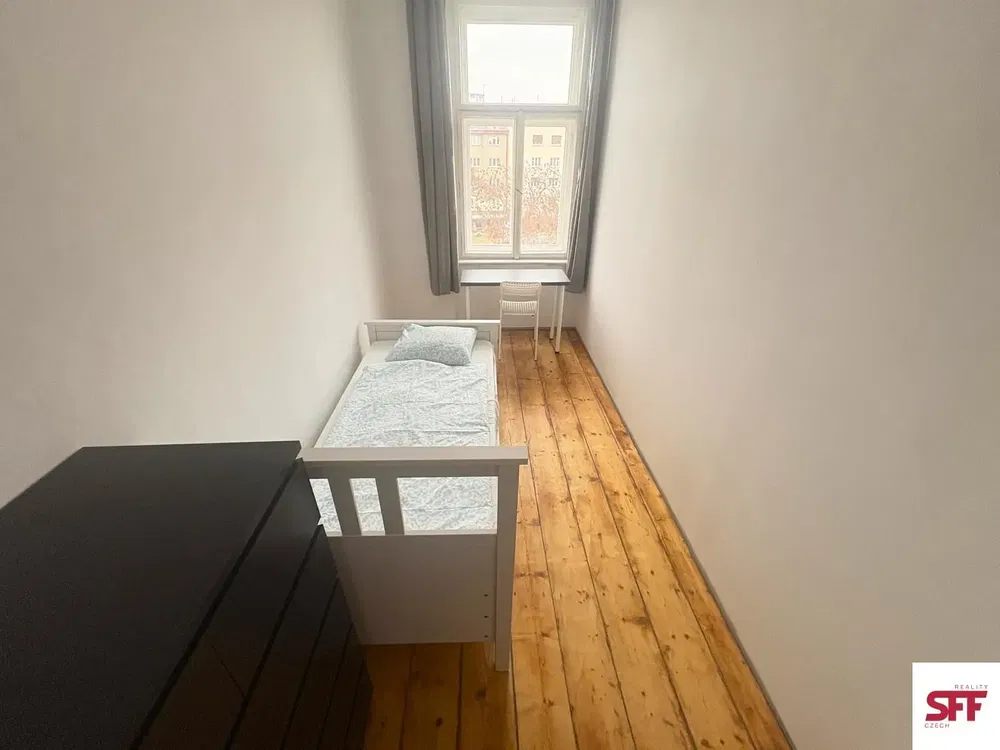 Living room; wood floor, natural light, modern style, high ceiling