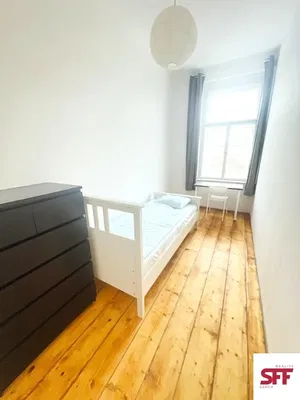 Living room; wood floor, natural light, modern style, high ceiling