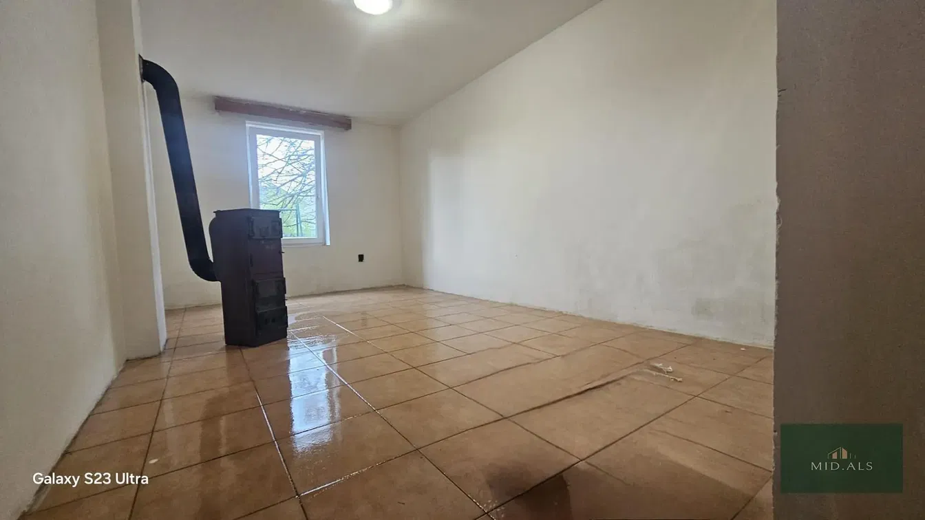 Кухиња; кухињски апарати, дрвени под, природно светло, модерни стил