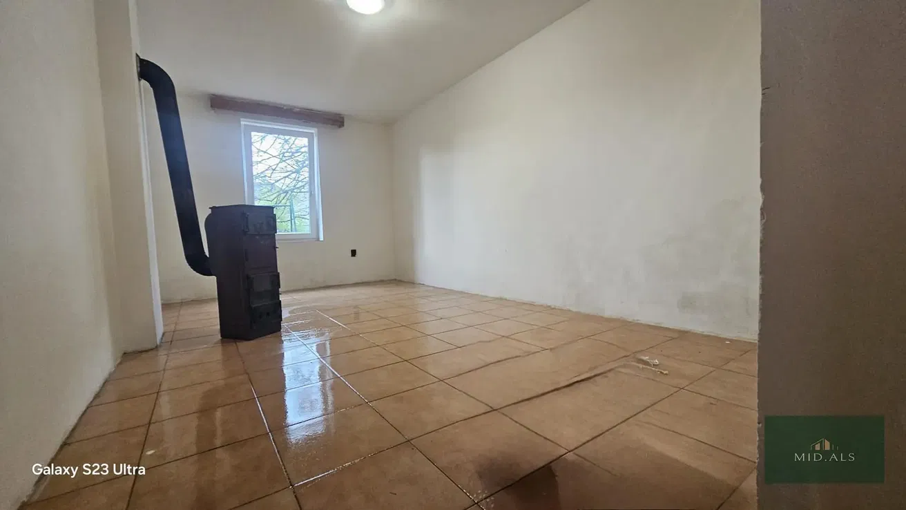 Кухиња; кухињски апарати, дрвени под, природно светло, модерни стил