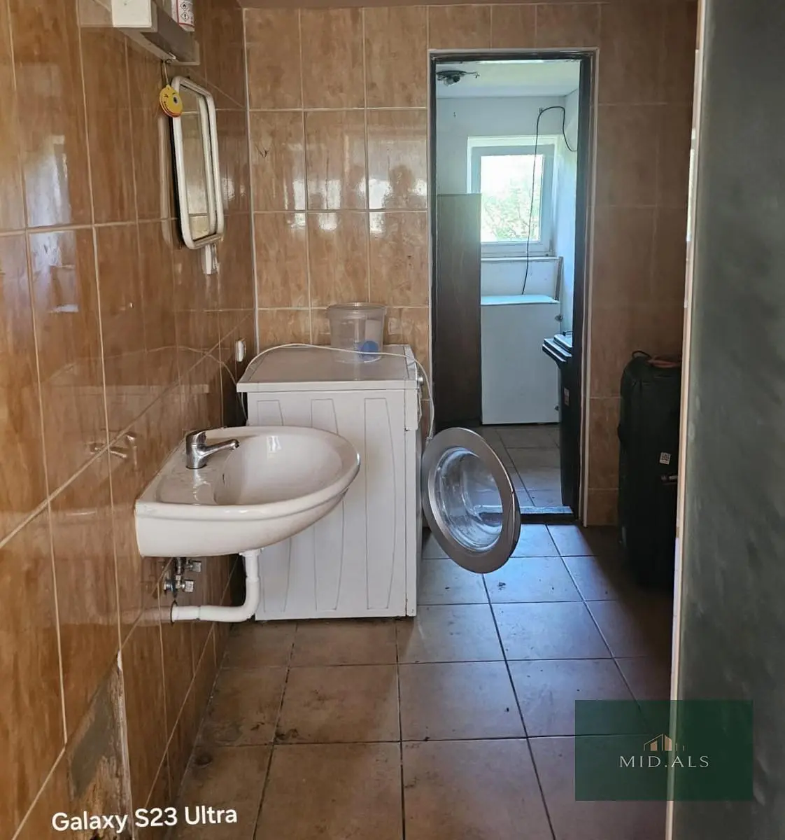 Кухиња; кухињски апарати, дрвени под, природно светло, модерни стил