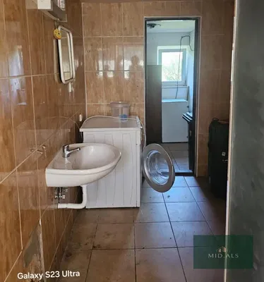 Кухиња; кухињски апарати, дрвени под, природно светло, модерни стил