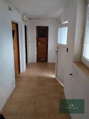 Дневна соба; дрвени под, природно светло, модерни стил, високи плафони