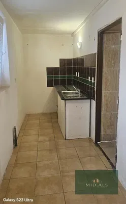 Дневна соба; дрвени под, природно светло, модерни стил, високи плафони