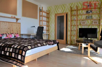 Кухня; кухненски уреди, дървен под, естествена светлина, модерен стил