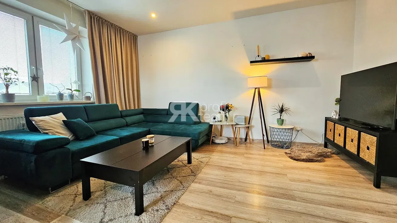 Wohnzimmer; holzboden, tageslicht, moderner stil