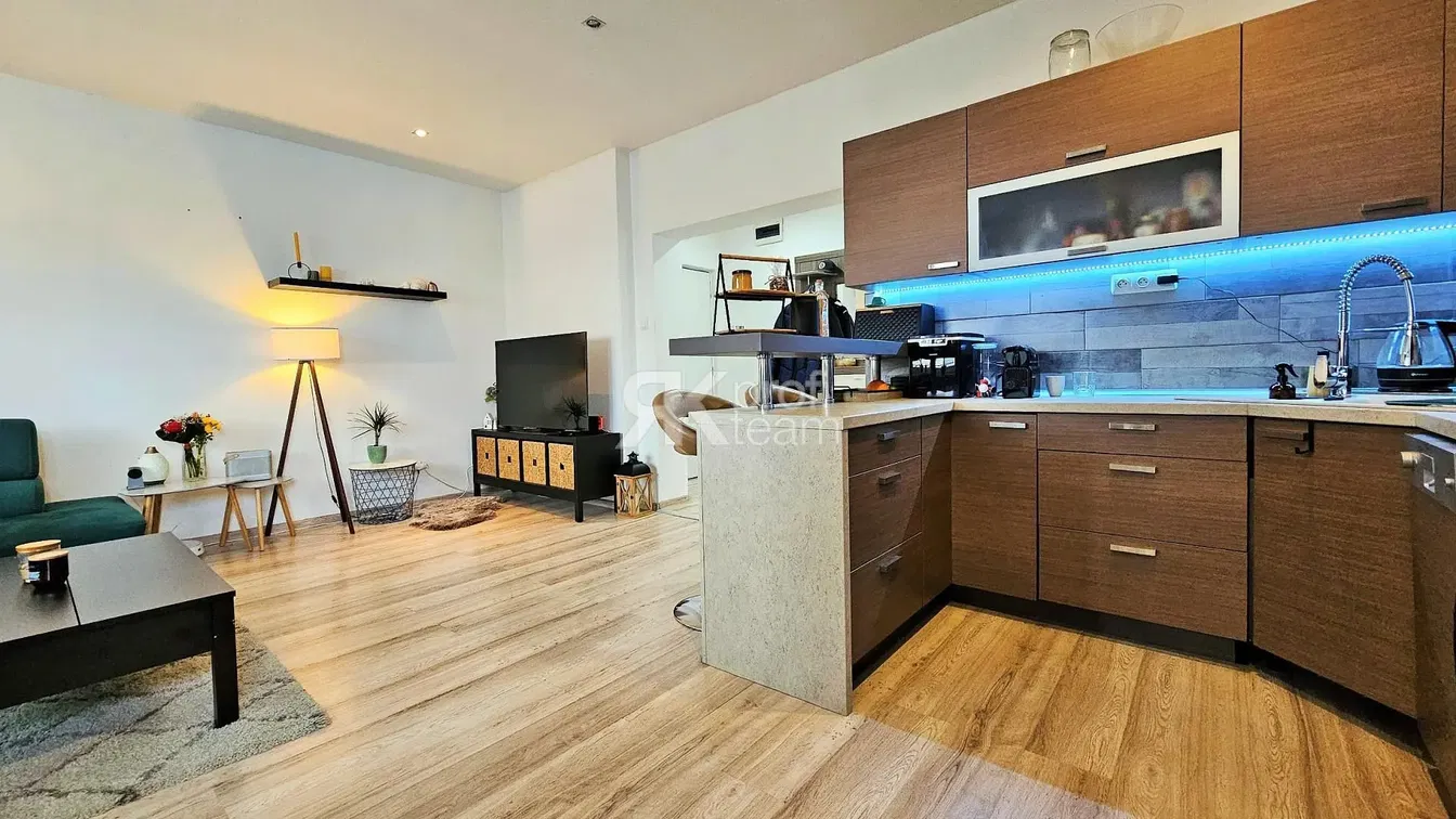 Wohnzimmer; holzboden, tageslicht, moderner stil, hohe decken