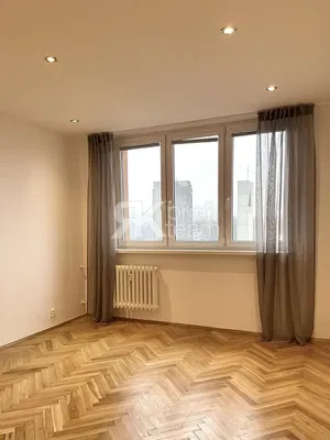 Kuchyňa; kuchynské spotrebiče, drevená podlaha, prirodzené svetlo, moderný štýl