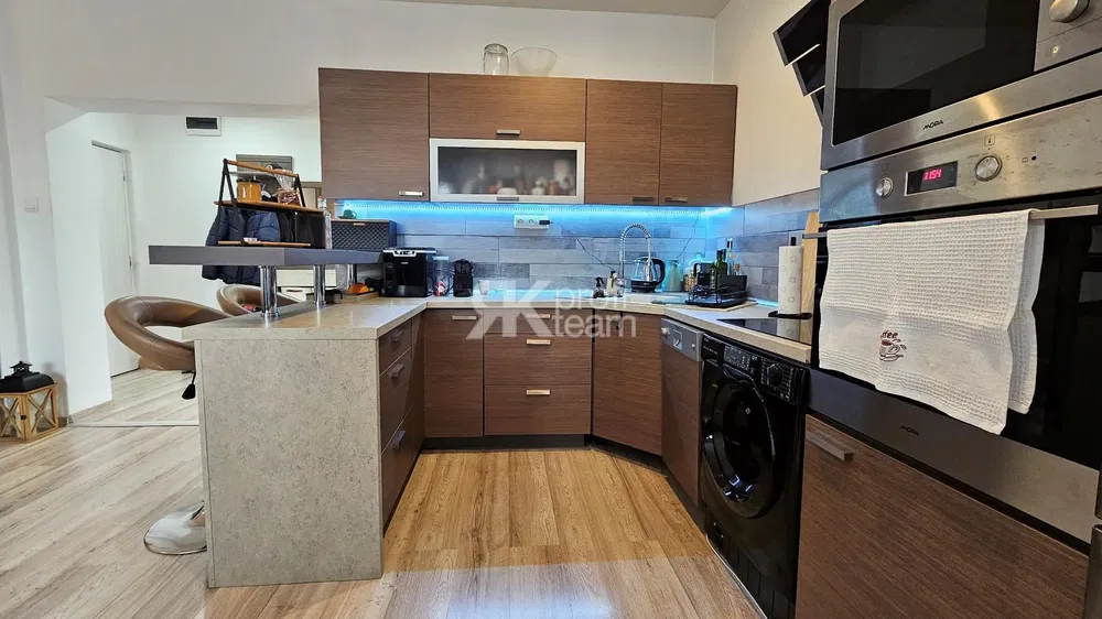 Küche; küchengeräte, holzboden, tageslicht, moderner stil