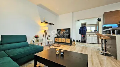 Wohnzimmer; holzboden, tageslicht, moderner stil, hohe decken