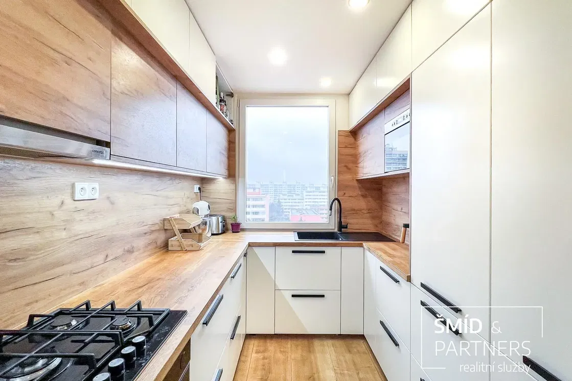 Кухня; кухненски уреди, дървен под, естествена светлина, модерен стил