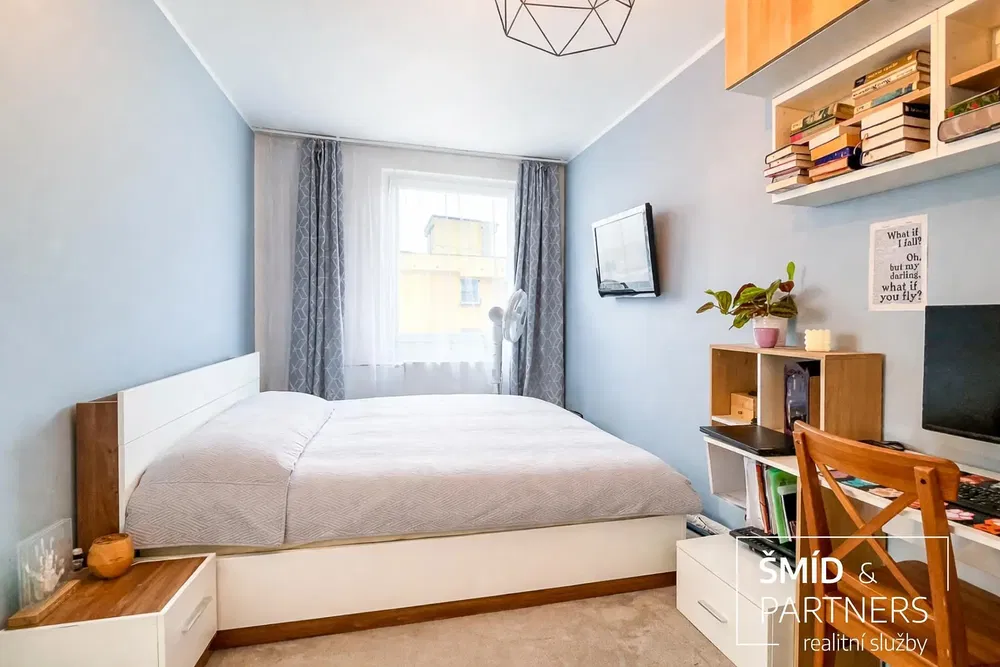 Хол; дървен под, естествена светлина, модерен стил