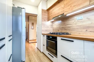 Хол; дървен под, естествена светлина, модерен стил, високи тавани