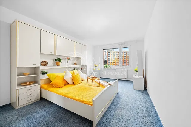 Salon; podłoga drewniana, światło dzienne, styl nowoczesny