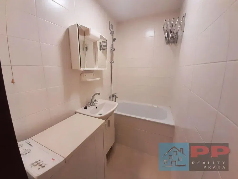 Living room; wood floor, natural light, modern style, high ceiling