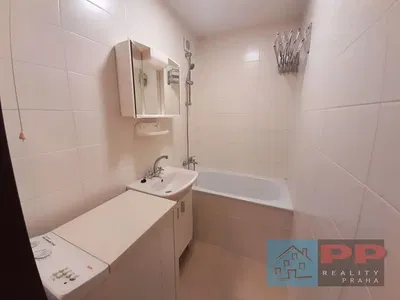 Living room; wood floor, natural light, modern style, high ceiling