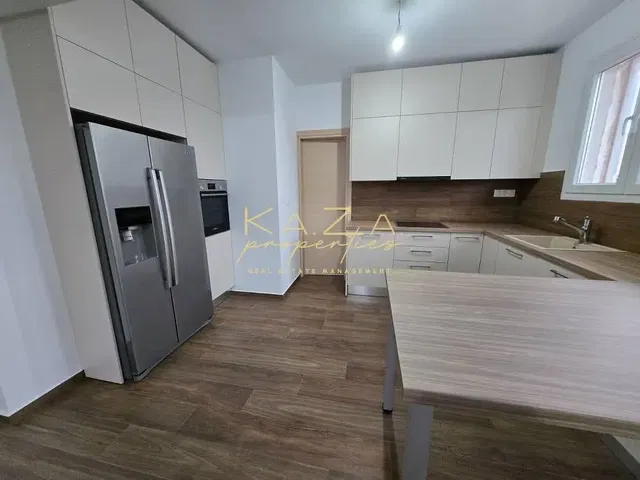 Living room; wood floor, natural light, modern style
