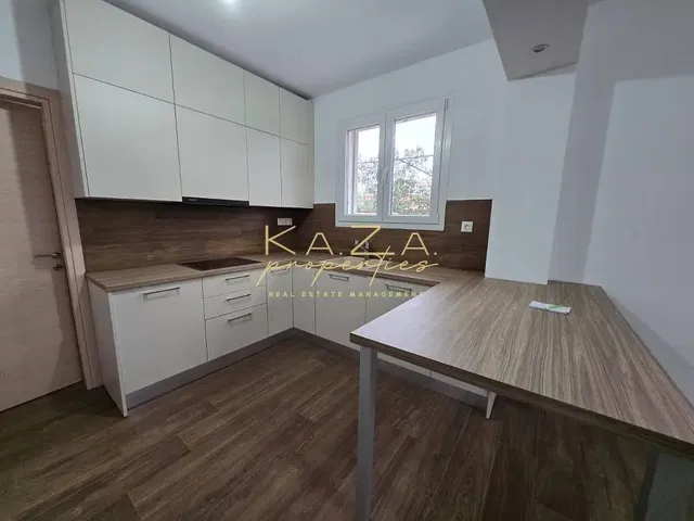 Living room; wood floor, natural light, modern style