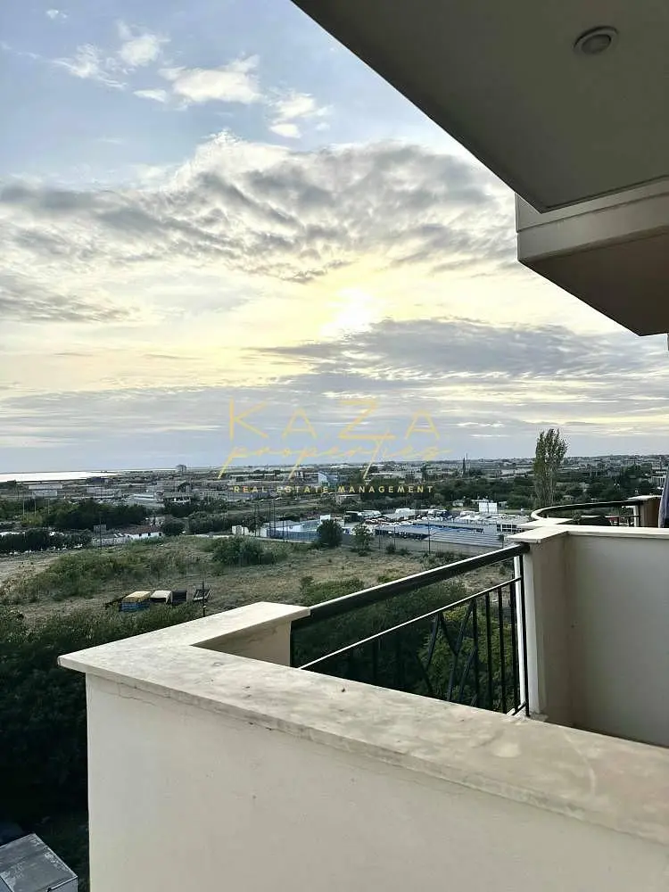 Кухиња; кухињски апарати, дрвени под, природно светло, модерни стил