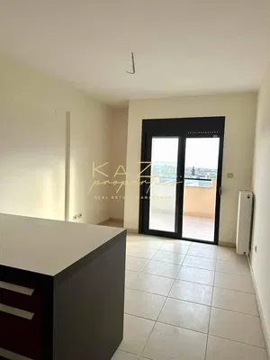 Кухиња; кухињски апарати, дрвени под, природно светло, модерни стил