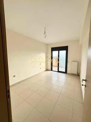 Дневна соба; дрвени под, природно светло, модерни стил