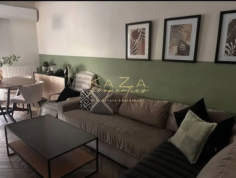 Кухиња; кухињски апарати, дрвени под, природно светло, модерни стил