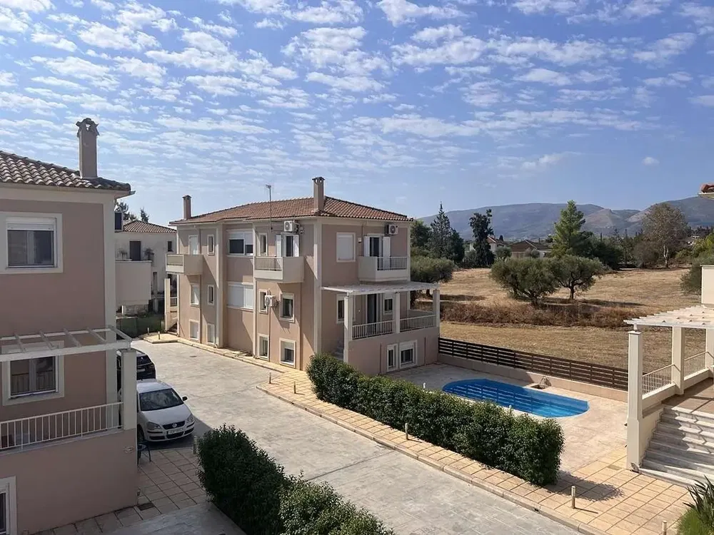 Кухиња; кухињски апарати, дрвени под, природно светло, модерни стил