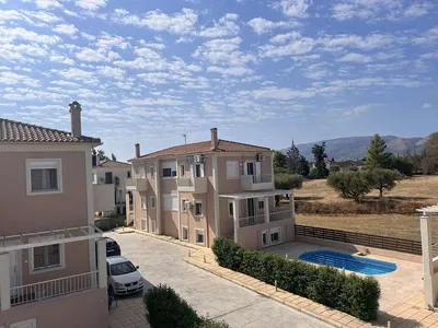 Кухиња; кухињски апарати, дрвени под, природно светло, модерни стил