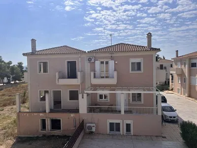 Кухиња; кухињски апарати, дрвени под, природно светло, модерни стил