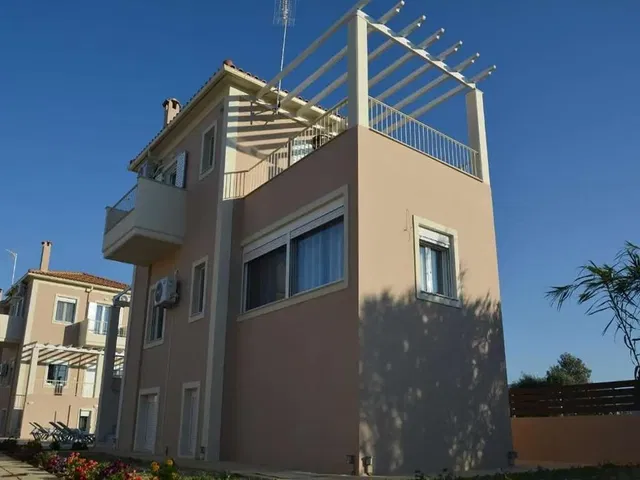 Kuchyně; kuchyňské spotřebiče, dřevěná podlaha, přirozené světlo, moderní styl