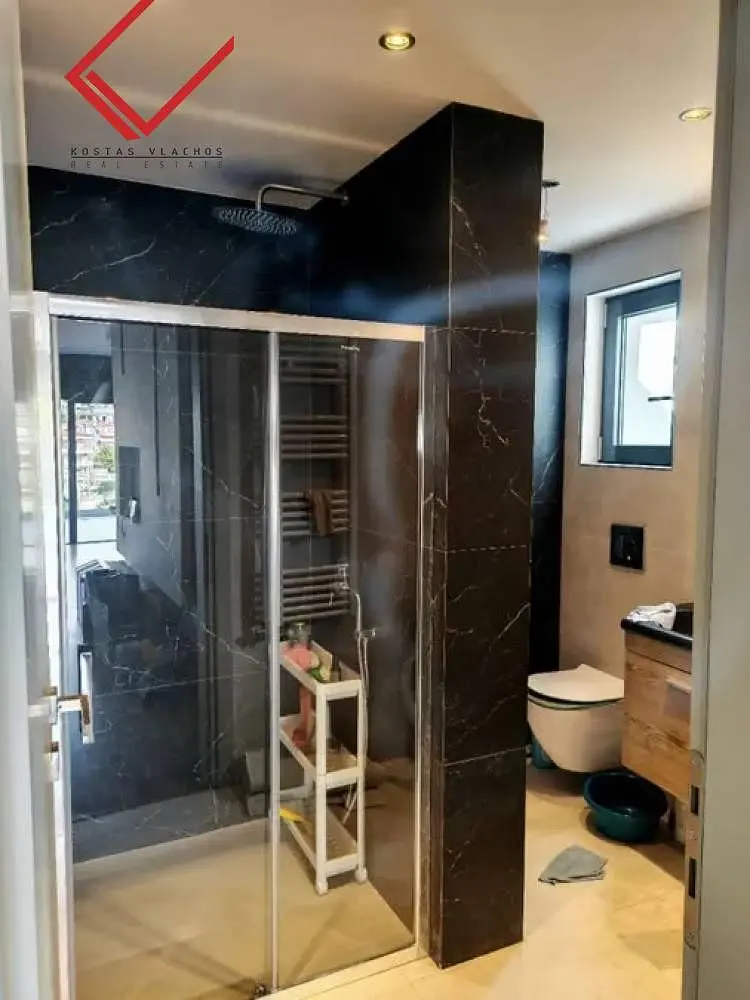 Cuisine; électroménager, parquet, lumière naturelle, style moderne