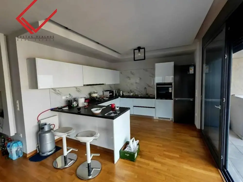 Cuisine; électroménager, parquet, lumière naturelle, style moderne