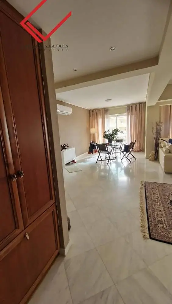 Cuisine; électroménager, parquet, lumière naturelle, style moderne