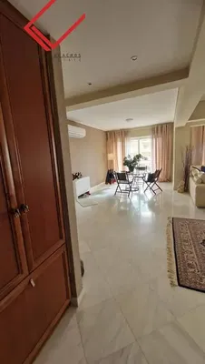 Cuisine; électroménager, parquet, lumière naturelle, style moderne