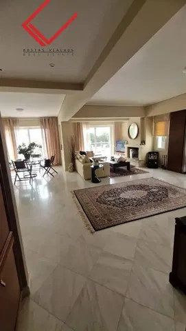 Kuchyně; kuchyňské spotřebiče, dřevěná podlaha, přirozené světlo, moderní styl